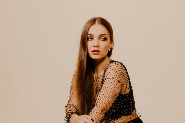 Revamp Your UK Wardrobe: Expert Tips for Merging Timeless and Contemporary Fashion Styles!